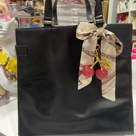 GUCCI Elegant Black Leather Tote Bag with Scarf - Picture 2 of 13